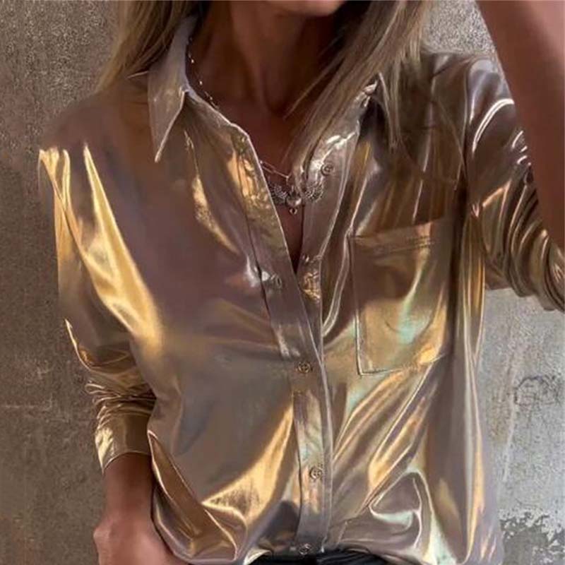 Damenbluse aus schimmerndem Metallic-Leder mit Knopfleiste