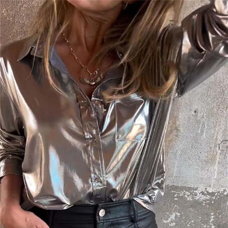Damenbluse aus schimmerndem Metallic-Leder mit Knopfleiste