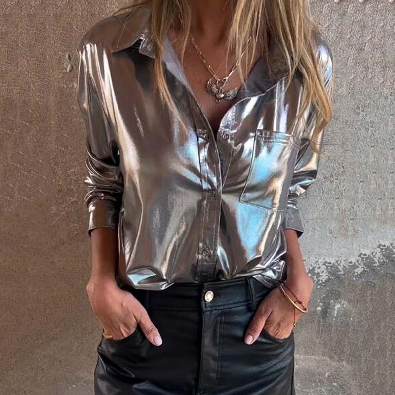 Damenbluse aus schimmerndem Metallic-Leder mit Knopfleiste