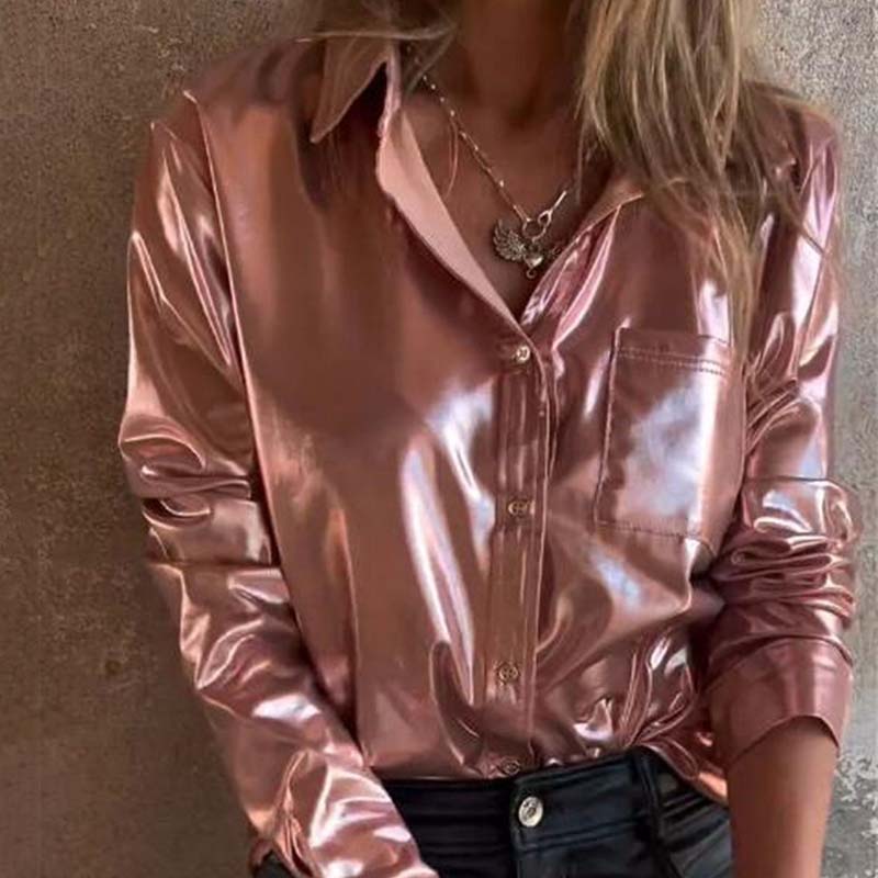 Damenbluse aus schimmerndem Metallic-Leder mit Knopfleiste