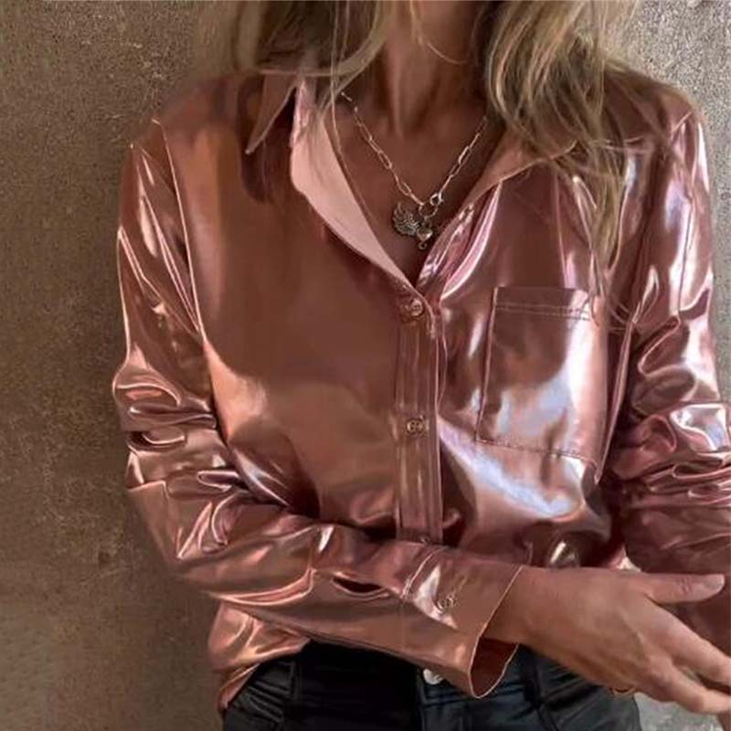 Damenbluse aus schimmerndem Metallic-Leder mit Knopfleiste