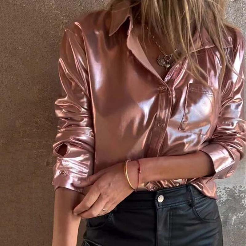 Damenbluse aus schimmerndem Metallic-Leder mit Knopfleiste