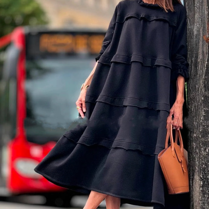 Damenkleid mit Rundhalsausschnitt und gestuften Rüschenlagen