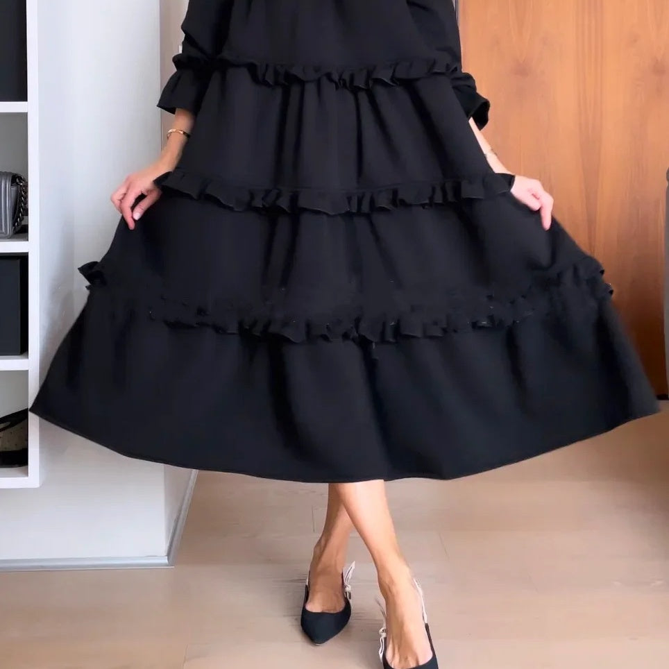 Damenkleid mit Rundhalsausschnitt und gestuften Rüschenlagen