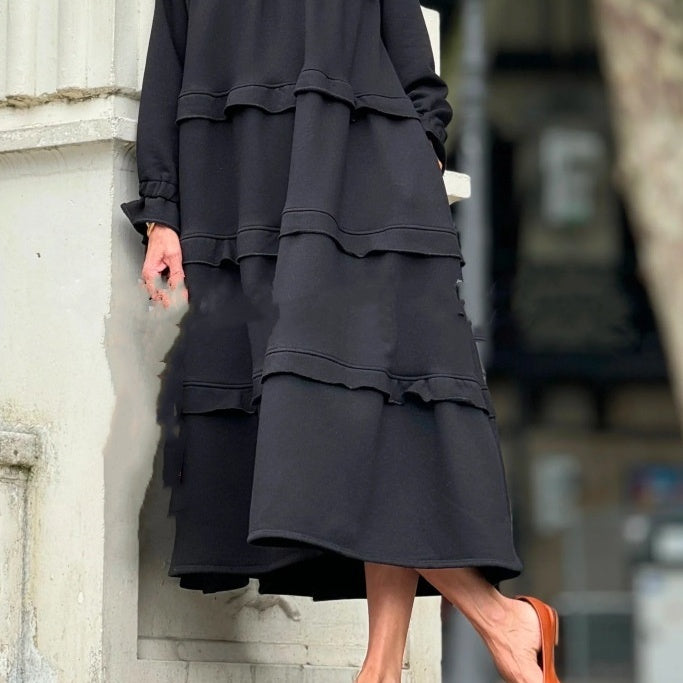 Damenkleid mit Rundhalsausschnitt und gestuften Rüschenlagen