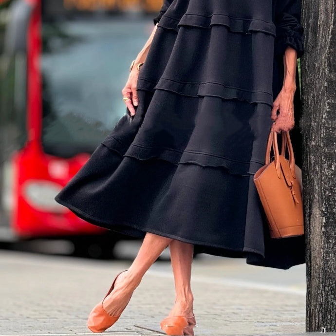 Damenkleid mit Rundhalsausschnitt und gestuften Rüschenlagen