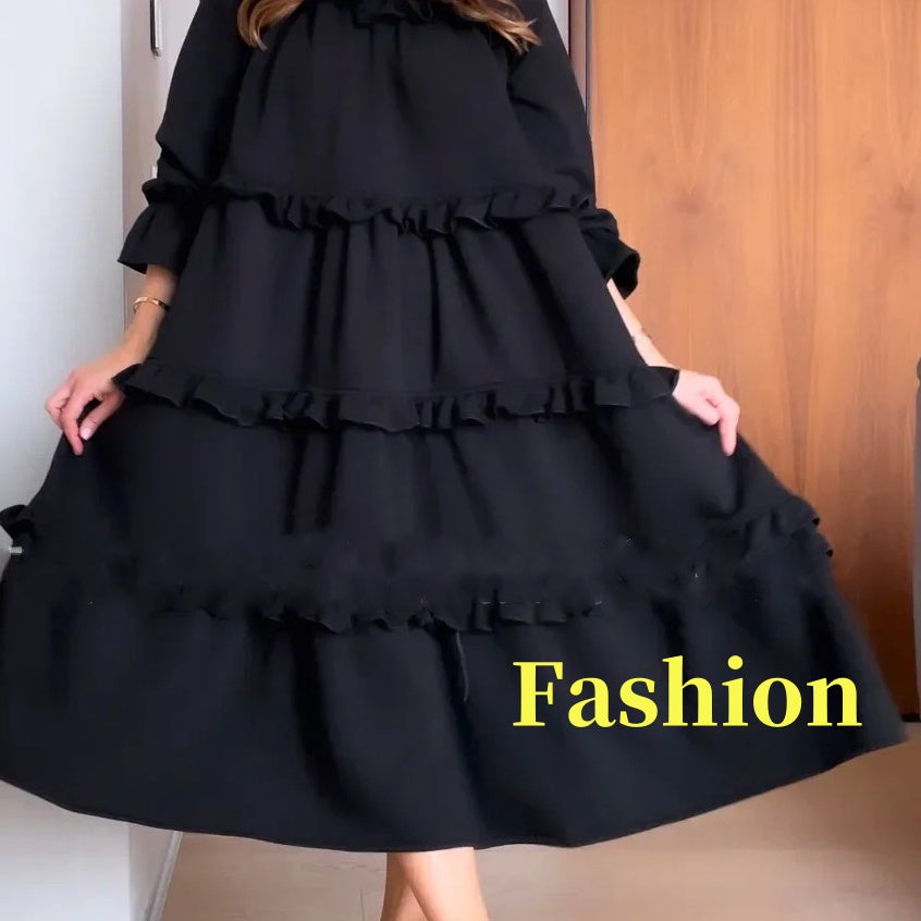 Damenkleid mit Rundhalsausschnitt und gestuften Rüschenlagen