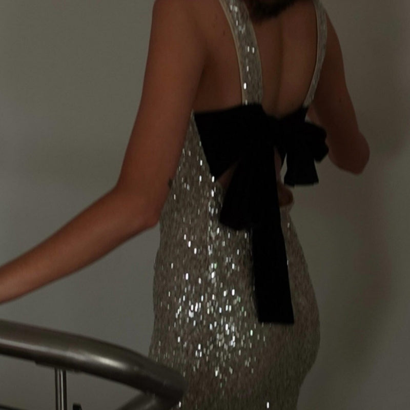 Stilvolles, sexy, rückenfreies Kleid mit Pailletten und Schleife