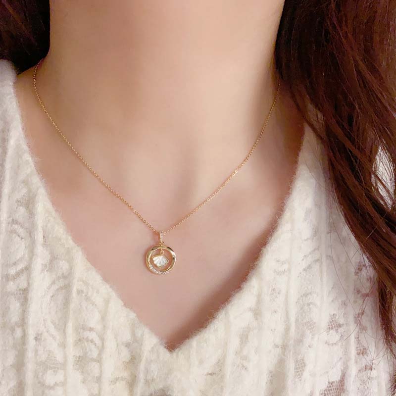🌟 Charmante Halskette mit Zirkonia in Kreisform mit Jakobsmuscheln
