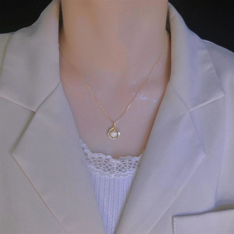 🌟 Charmante Halskette mit Zirkonia in Kreisform mit Jakobsmuscheln