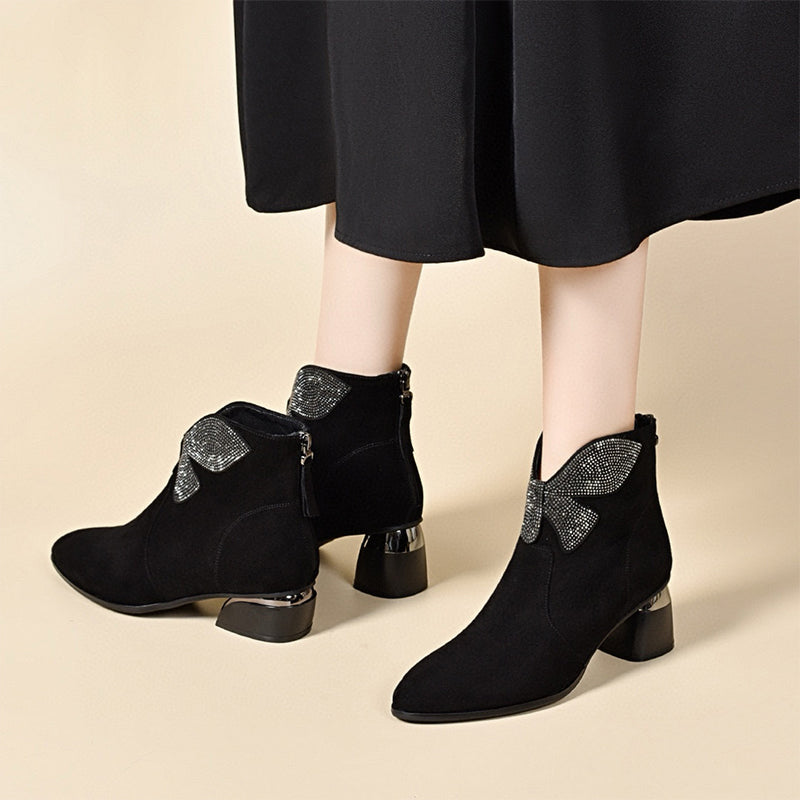 Glänzende Stiefeletten mit Blockabsatz, Schleife und spitzer Zehenpartie
