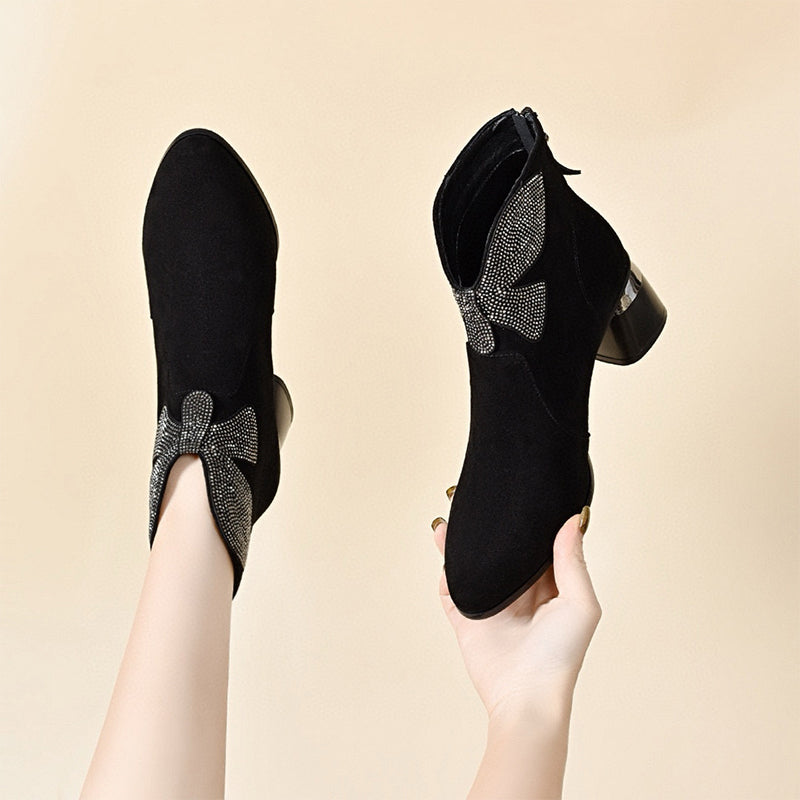 Glänzende Stiefeletten mit Blockabsatz, Schleife und spitzer Zehenpartie