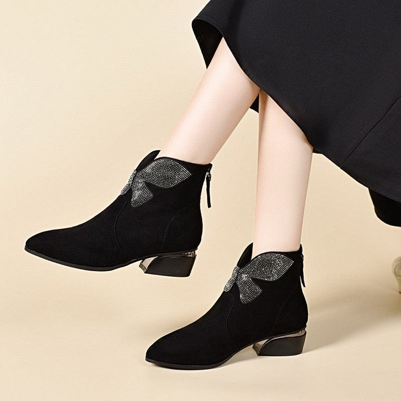 Glänzende Stiefeletten mit Blockabsatz, Schleife und spitzer Zehenpartie