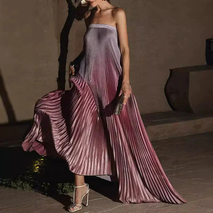 đTrĂ€gerloses Abendkleid mit Farbverlauf und Plisseefalten