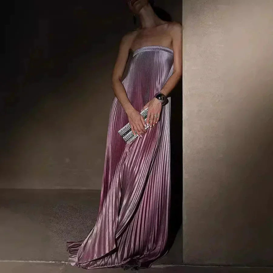 đTrĂ€gerloses Abendkleid mit Farbverlauf und Plisseefalten