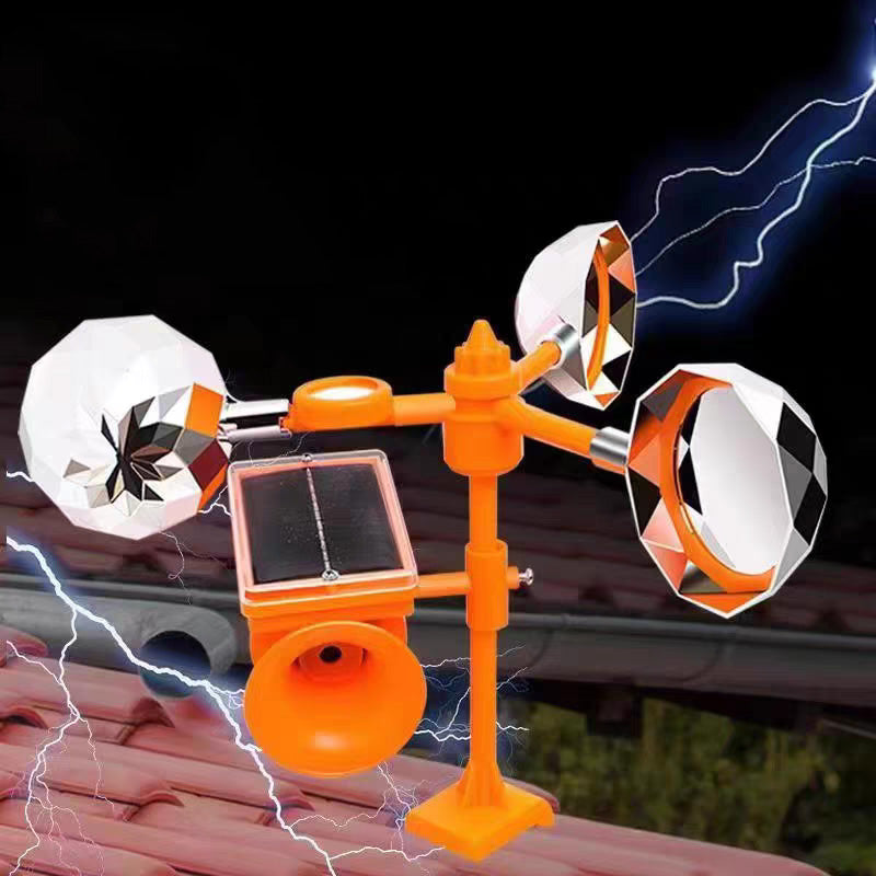 Vogelscheuche mit Reflektor und Windmaschine mit Sound