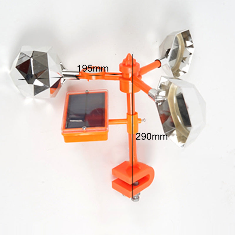 Vogelscheuche mit Reflektor und Windmaschine mit Sound