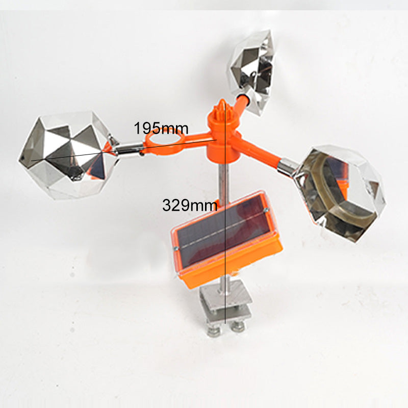 Vogelscheuche mit Reflektor und Windmaschine mit Sound