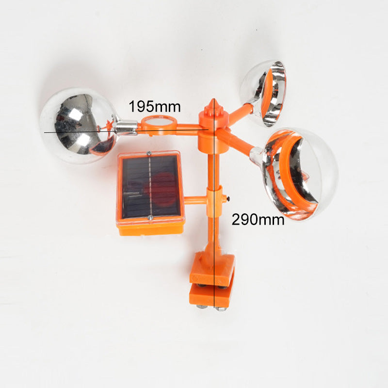 Vogelscheuche mit Reflektor und Windmaschine mit Sound