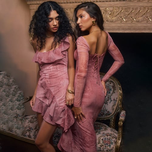 Rosa Langärmeliges Kleid mit Taillierung