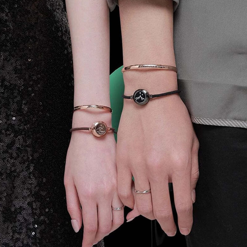 Ein Paar intelligente Sensorarmbänder für Liebhaber