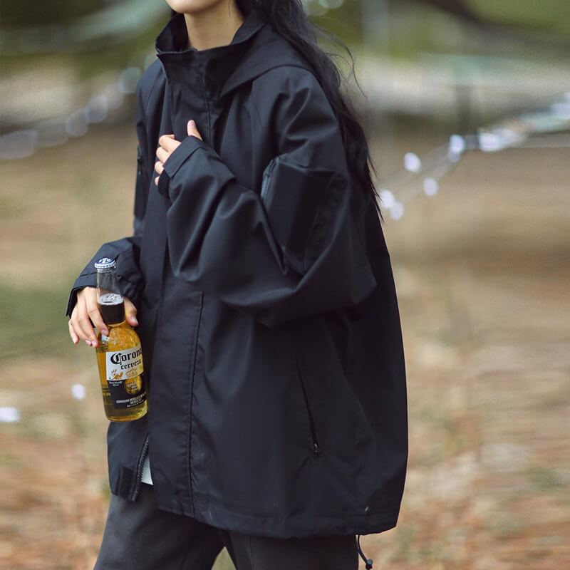 Ihr unverzichtbarer Outdoor-Artikel: das wind- und wasserdichte Trikot.