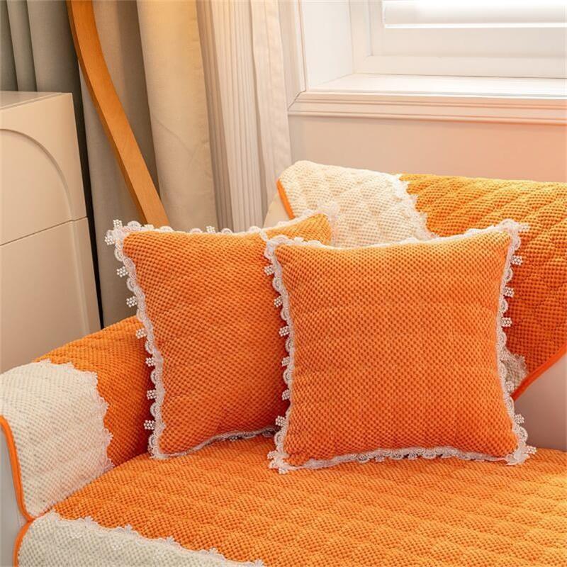 Rutschfester Couchbezug aus Cord im Colour-Block-Design mit Spitze