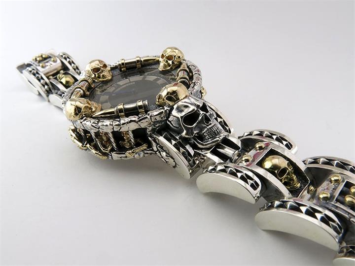 Mysteriöse, verbotene Bullet-Skull-Armbanduhr
