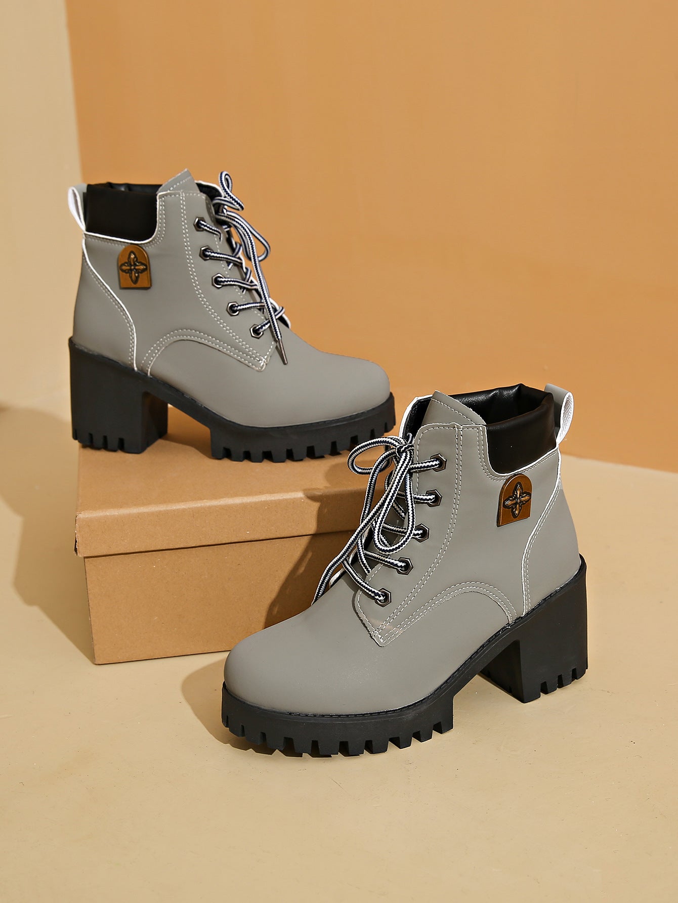 🔥【35-42】 👢✨2025 Neuheit für diesen Herbst: Stiefeletten mit dicken Absätzen und Keilabsätzen – Retro-Modell mit Schnürsenkeln für Damen