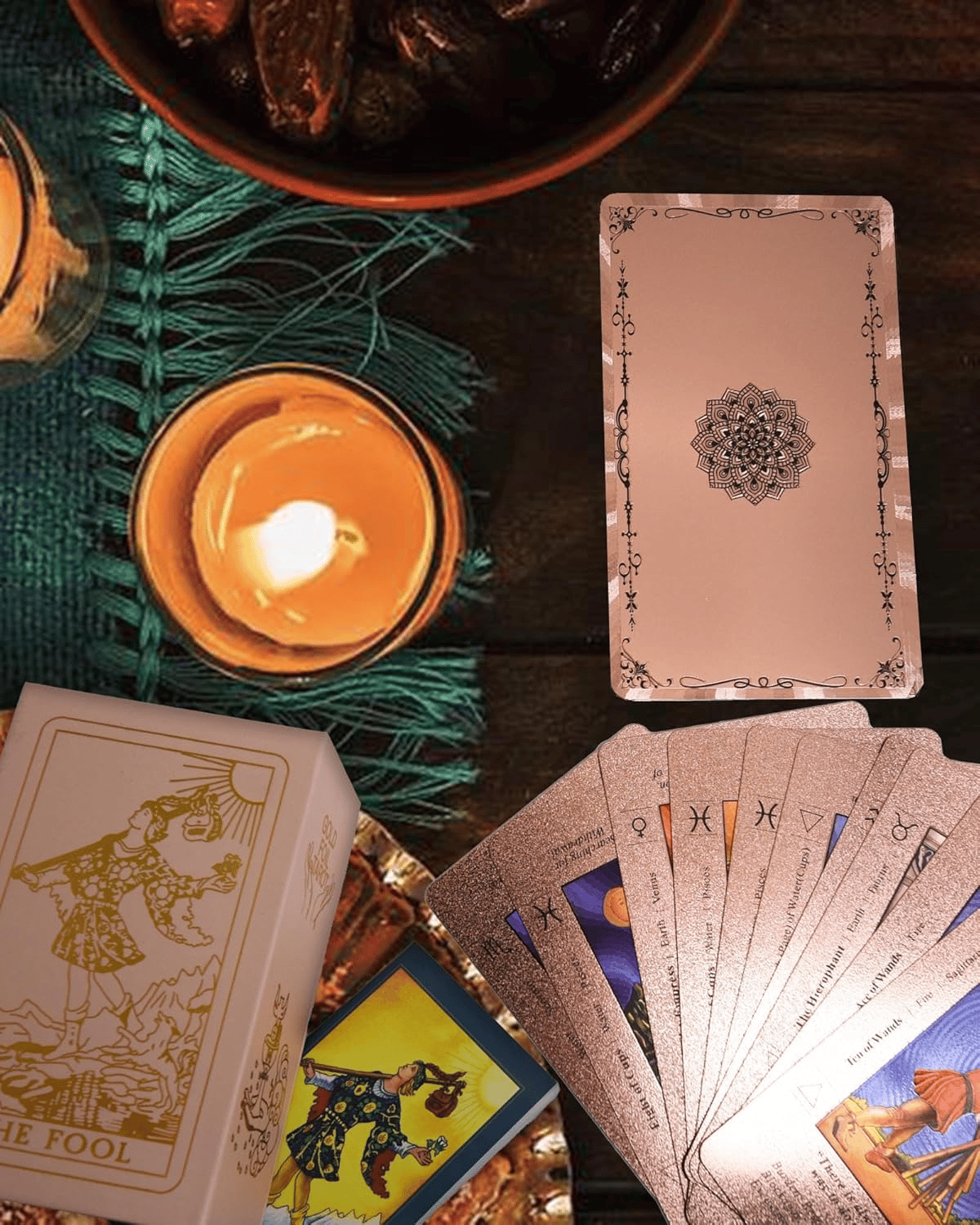 Witchy Cauldron Roségold-Tarotkarten mit Begleitbuch Wasserdichtes, knitterfreies Folien-Tarotkartenspiel für Anfänger Enthält Chakren, Planeten, Sternzeichen, Elemente und Affirmationen