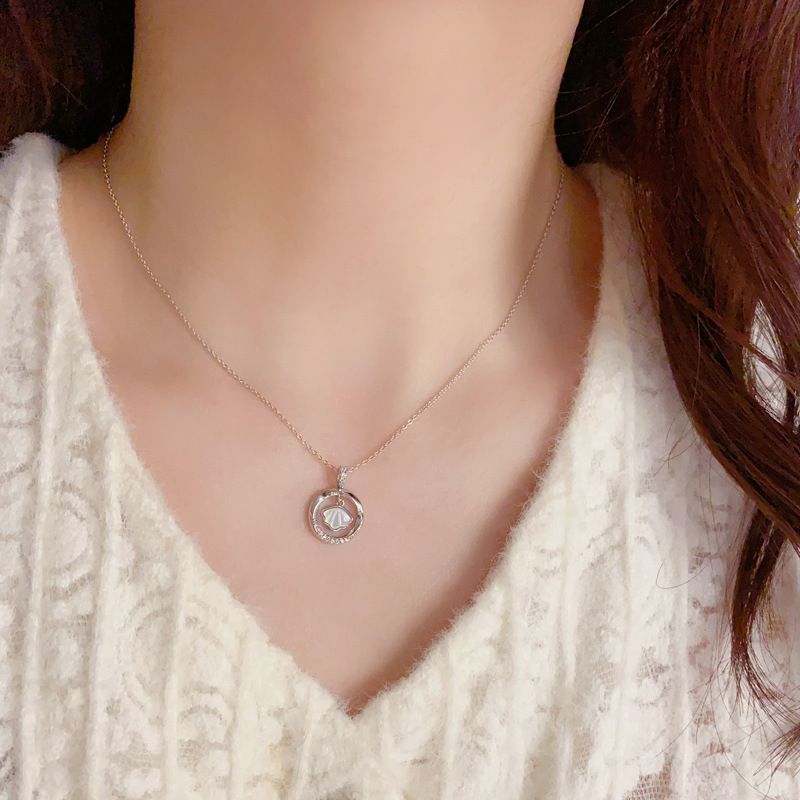 🌟 Charmante Halskette mit Zirkonia in Kreisform mit Jakobsmuscheln