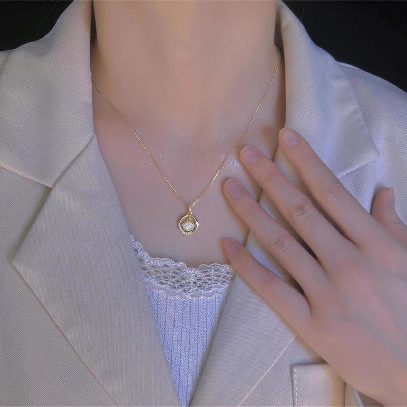 🌟 Charmante Halskette mit Zirkonia in Kreisform mit Jakobsmuscheln