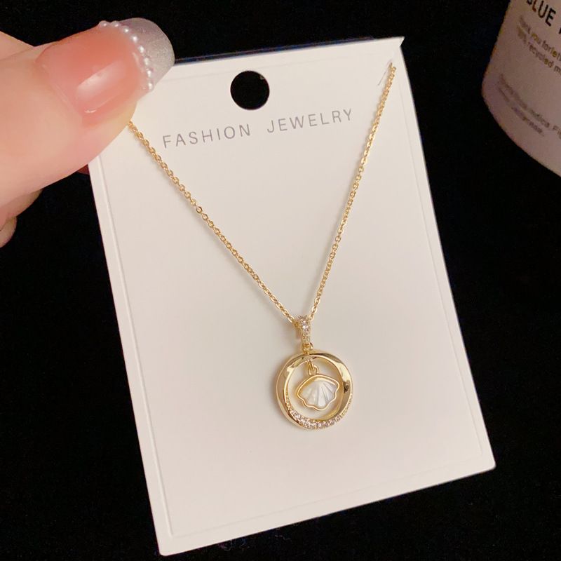 🌟 Charmante Halskette mit Zirkonia in Kreisform mit Jakobsmuscheln