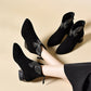 Glänzende Stiefeletten mit Blockabsatz, Schleife und spitzer Zehenpartie