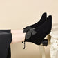 Glänzende Stiefeletten mit Blockabsatz, Schleife und spitzer Zehenpartie