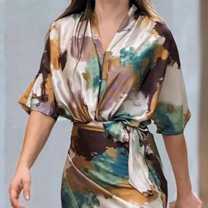 Elegantes Wickelkleid aus Satin mit abstraktem Print für Damen