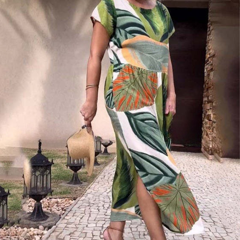 Damenkleid mit Blattdruck, Rundhalsausschnitt, Seitenschlitz und kurzen Ärmeln