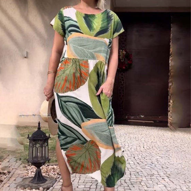 Damenkleid mit Blattdruck, Rundhalsausschnitt, Seitenschlitz und kurzen Ärmeln