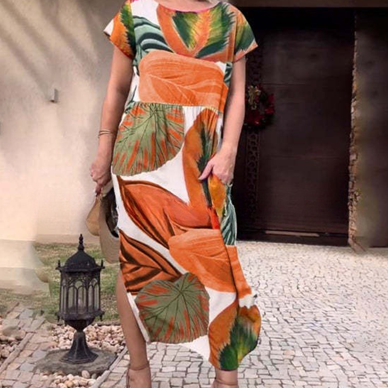 Damenkleid mit Blattdruck, Rundhalsausschnitt, Seitenschlitz und kurzen Ärmeln