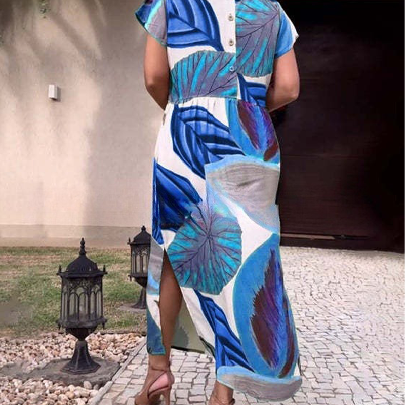 Damenkleid mit Blattdruck, Rundhalsausschnitt, Seitenschlitz und kurzen Ärmeln