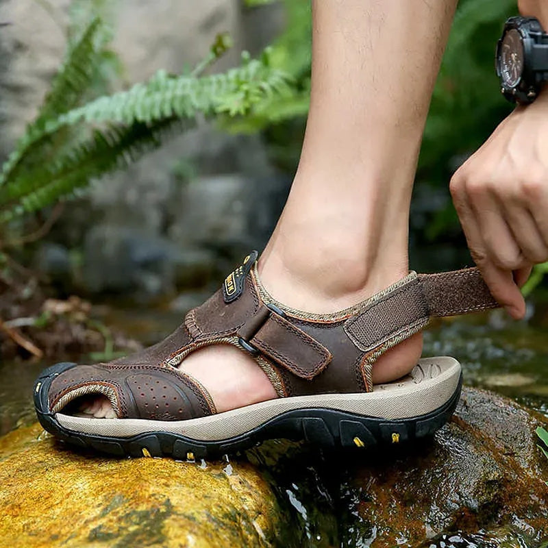 Lässige Sommersandalen mit geschlossener Zehenpartie und Klettverschluss für Herren