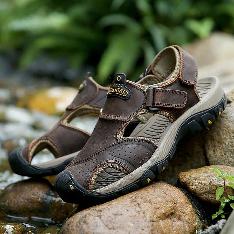 Lässige Sommersandalen mit geschlossener Zehenpartie und Klettverschluss für Herren