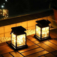 Warmes und romantisches Solar-Kerzenlicht im Innenhof