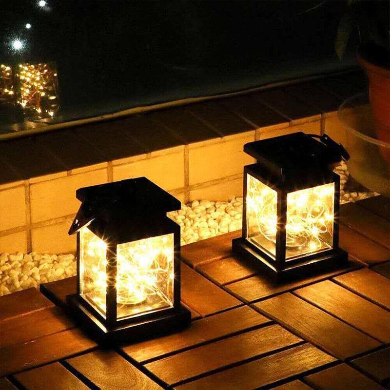 Warmes und romantisches Solar-Kerzenlicht im Innenhof