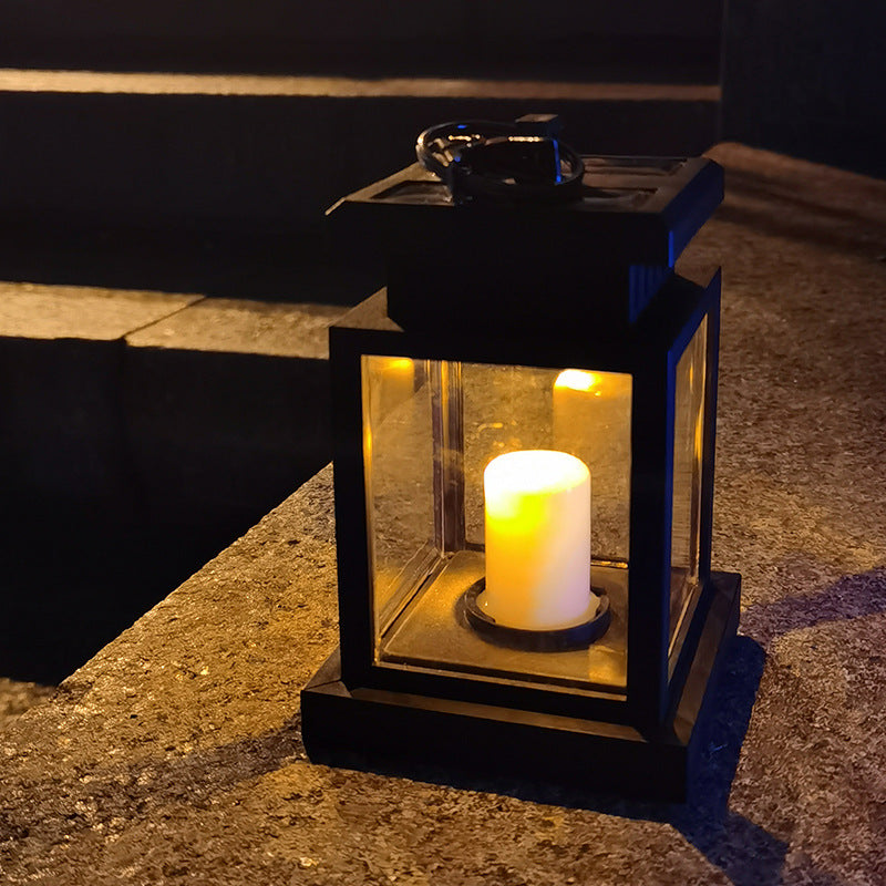 Warmes und romantisches Solar-Kerzenlicht im Innenhof