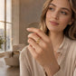 💍⏰ 50% RABATT – NUR FÜR KURZE ZEIT! Damen Ring mit Buchstaben – Funkelnde Zirkonia-Verzierung, verstellbare Größe & elegantes Design ✨
