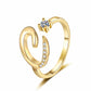 💍⏰ 50% RABATT – NUR FÜR KURZE ZEIT! Damen Ring mit Buchstaben – Funkelnde Zirkonia-Verzierung, verstellbare Größe & elegantes Design ✨