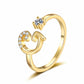 💍⏰ 50% RABATT – NUR FÜR KURZE ZEIT! Damen Ring mit Buchstaben – Funkelnde Zirkonia-Verzierung, verstellbare Größe & elegantes Design ✨