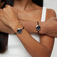 Ein Paar intelligente Sensorarmbänder für Liebhaber