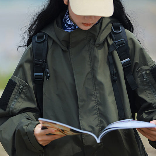 Ihr unverzichtbarer Outdoor-Artikel: das wind- und wasserdichte Trikot.